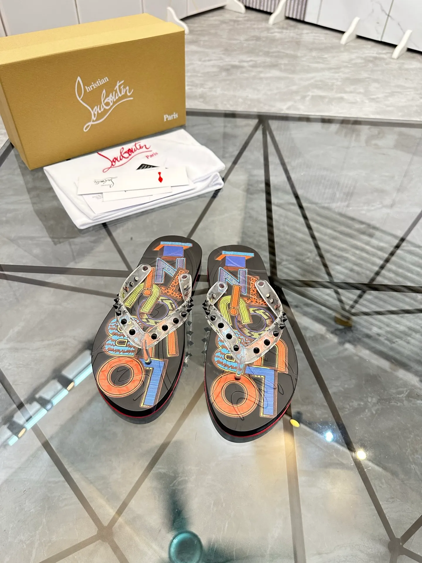 Men's shoes: 💰P280¥ Product trademark: CL red-soled shoes* "CL*" flip-flops Regular size: 36-44 (can be customized to 45.46) Couple style Product materials: Original material from upper counter, 5D color printing process, high-end rivets, original lining, original outsole. Number: 789